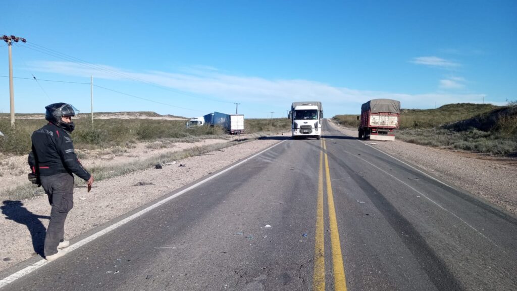 Video. Fuerte impacto entre dos vehículos en Ruta 22 dejó a un conductor con estado reservado