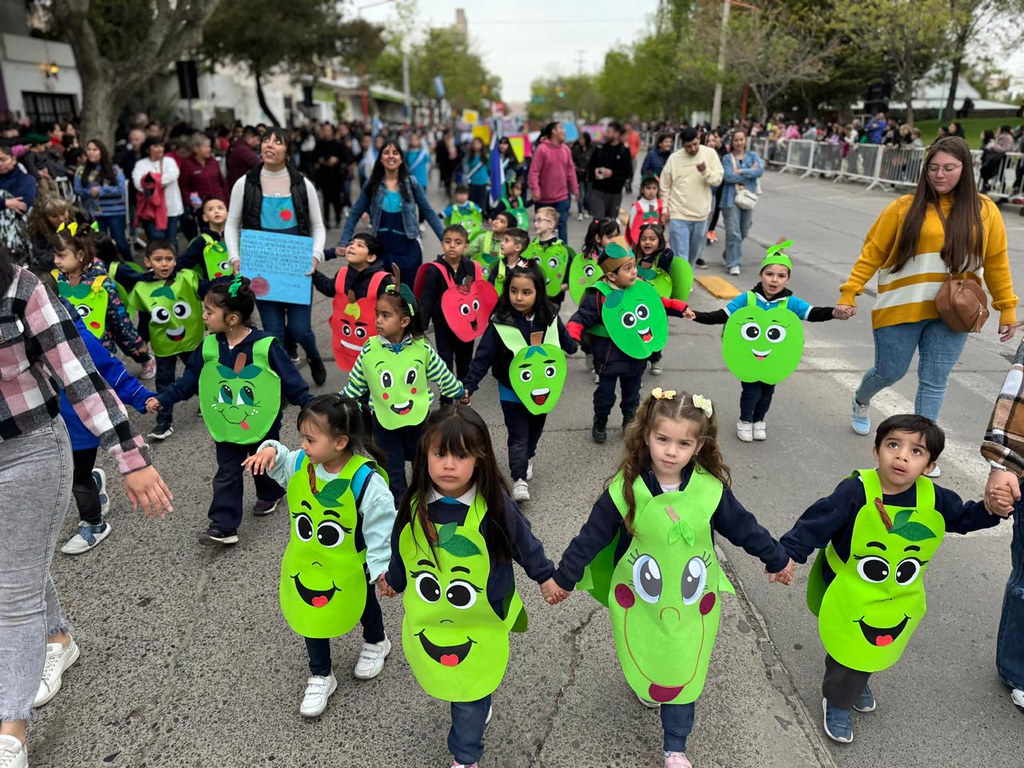 Convoca a las escuelas a participar del desfile aniversario de la ciudad