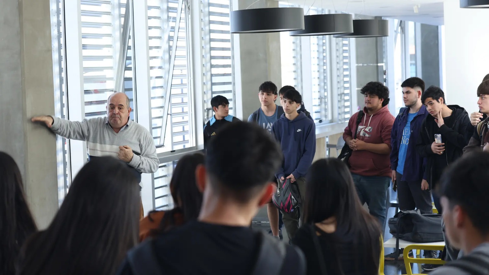En este momento estás viendo Estudiantes de Cipolletti conocieron el edificio sustentable de Energía