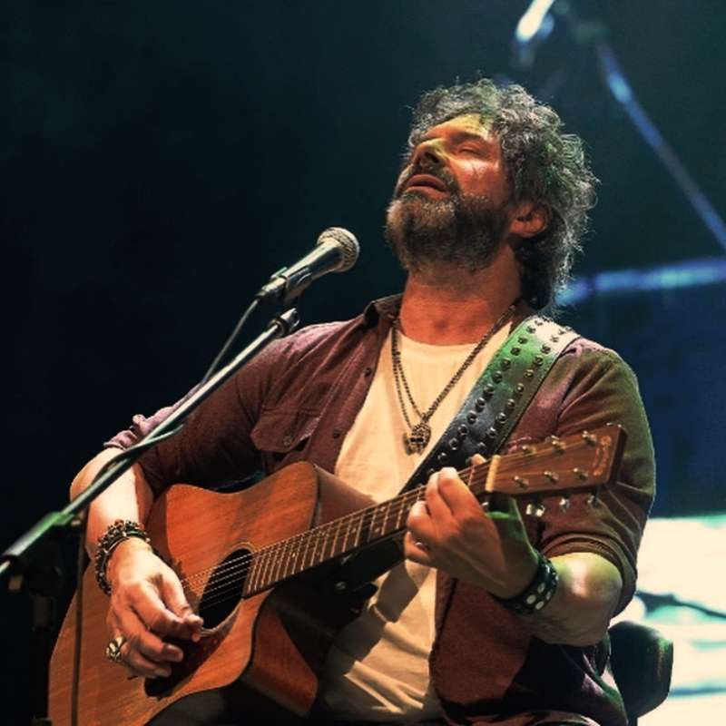 Lee más sobre el artículo Iván Noble llega a Neuquén con su show acústico “Canciones Traspapeladas”