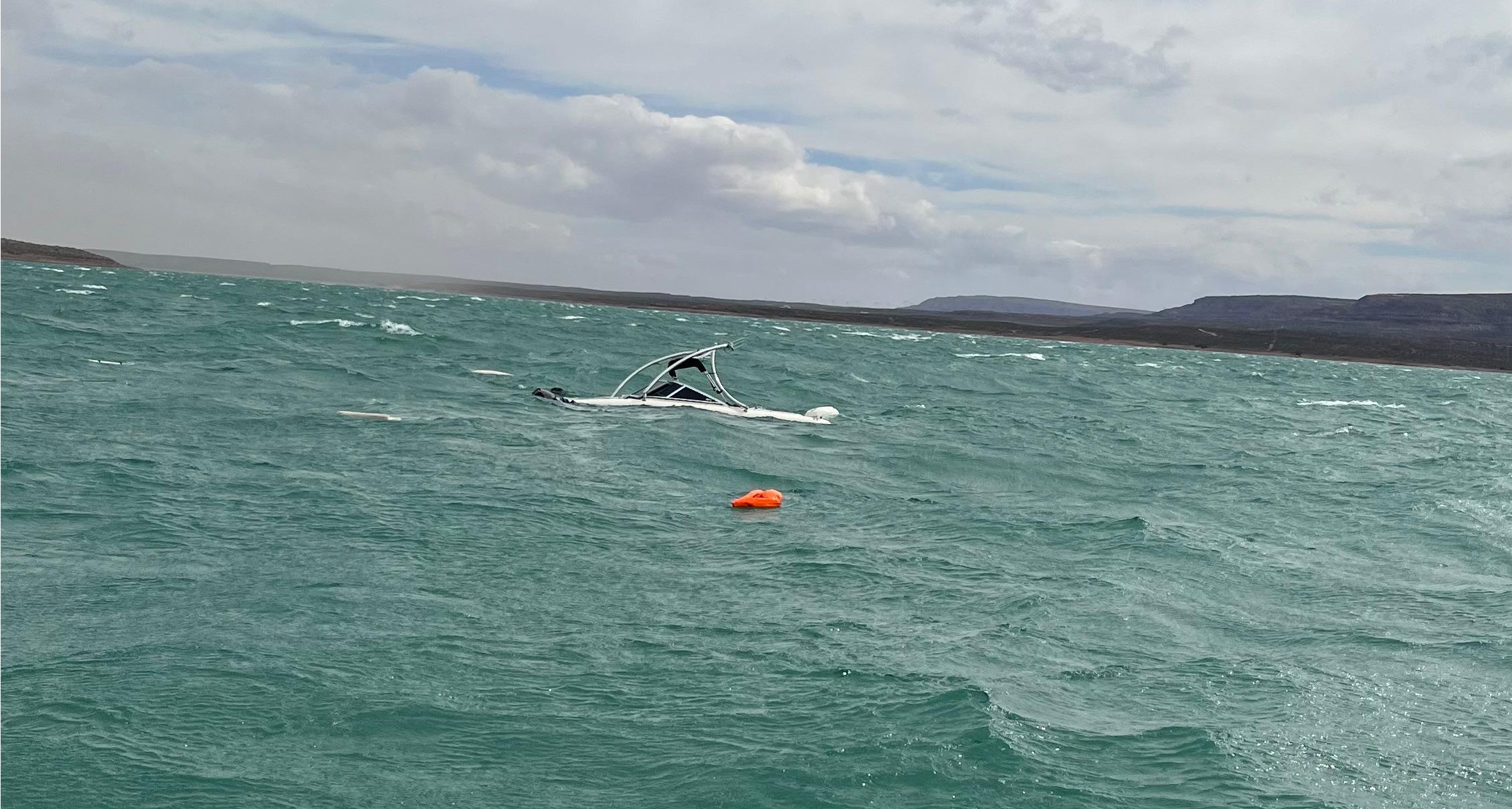 En este momento estás viendo Se hundía la lancha y fueron rescatados por Prefectura en El Chocón