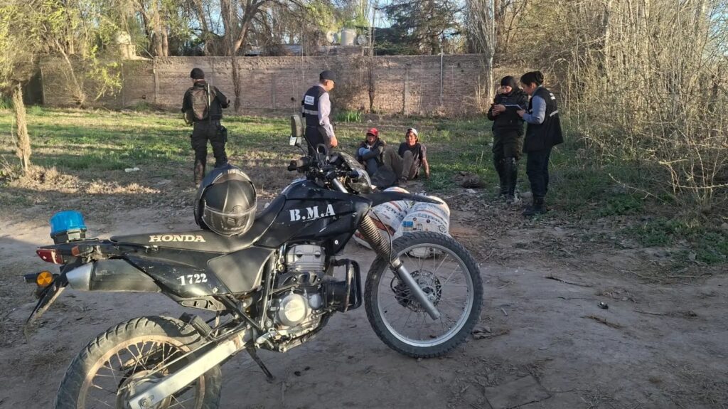 Robaron en un corralón de Cipolletti y tres personas fueron detenidas