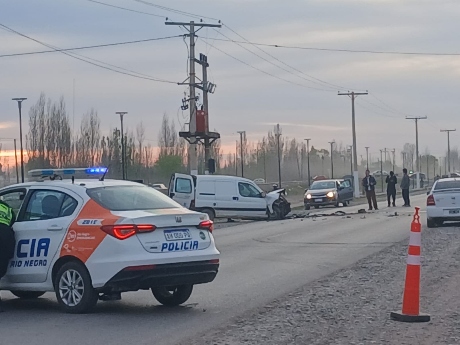 Lee más sobre el artículo Siniestro vial en Cipolletti: fuerte choque frontal entre dos vehículos en la Ruta 65