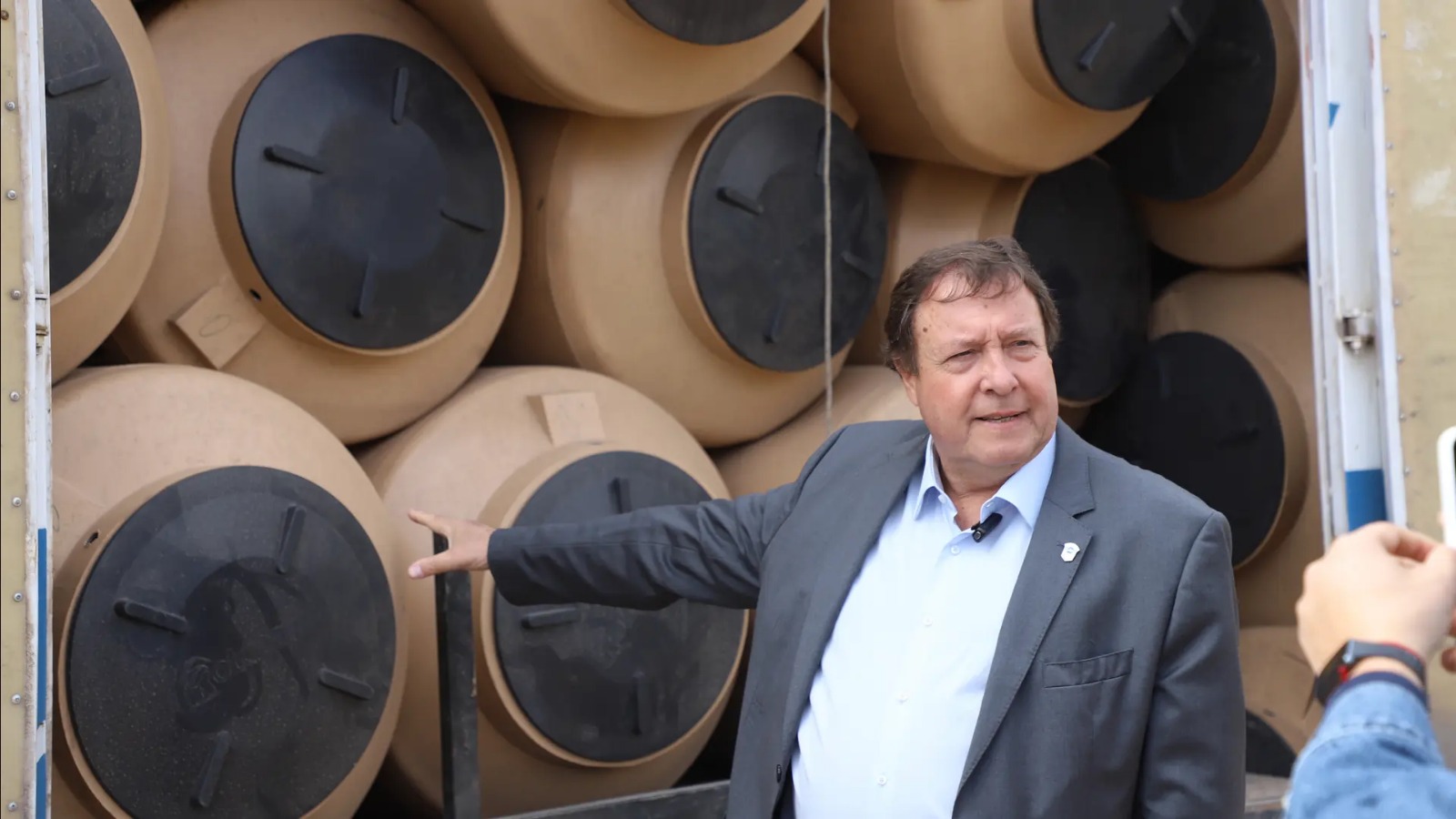 En este momento estás viendo Río Negro lleva 500 tanques de agua a familias de las comisiones de fomento