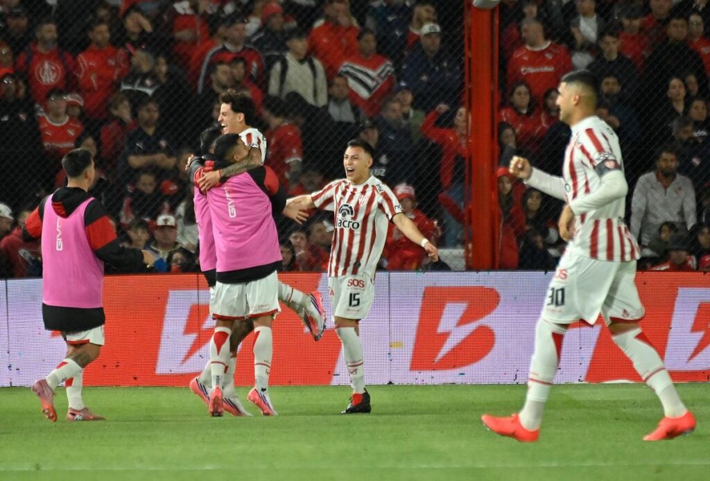 Instituto goleó a Independiente 4-1 y se afianza en la cima