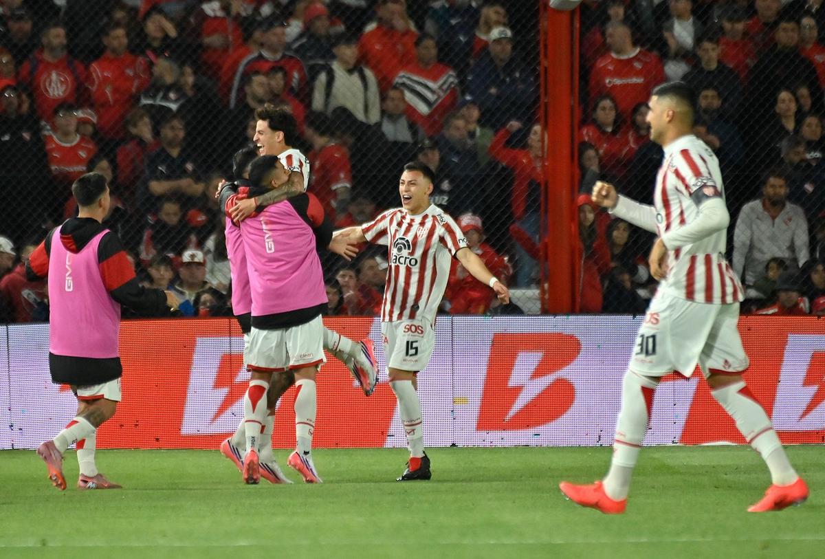 En este momento estás viendo Instituto goleó a Independiente 4-1 y se afianza en la cima