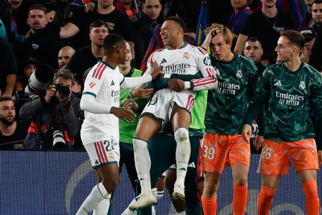 Real Madrid venció 2-1 a Barcelona con un doblete de Mbappé y le quitó el invicto