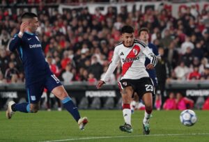 Lee más sobre el artículo River venció 1-0 a Racing en el Monumental y llegará entonado al Superclásico