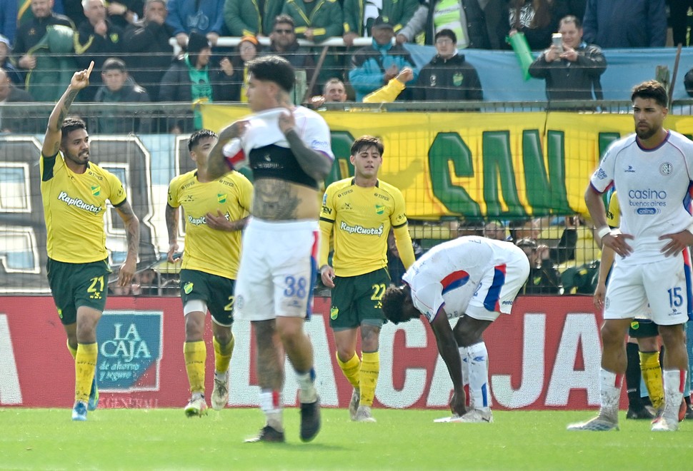 Defensa y Justicia goleó a San Lorenzo 3-0