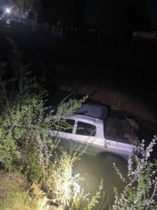 Lee más sobre el artículo Accionaron el freno de mano y terminaron en un canal a la vera de Ruta 151