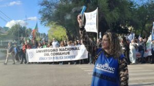 Lee más sobre el artículo La universidad pública volvió a movilizarse: marcha y reclamos en Neuquén y Río Negro