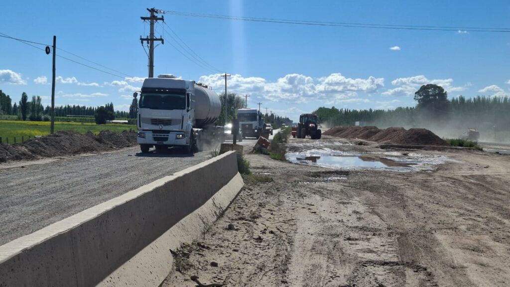 Ruta 22: Weretilneck confirmó que en noviembre comenzarán a asfaltar las colectoras en Puente 83