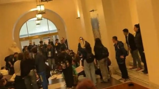 En este momento estás viendo Estudiantes ingresaron al Palacio Pizzurno para reclamar por el financiamiento universitario