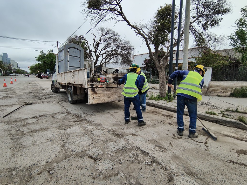 Cipolletti intensifica el bacheo y la limpieza de desagües tras las lluvias