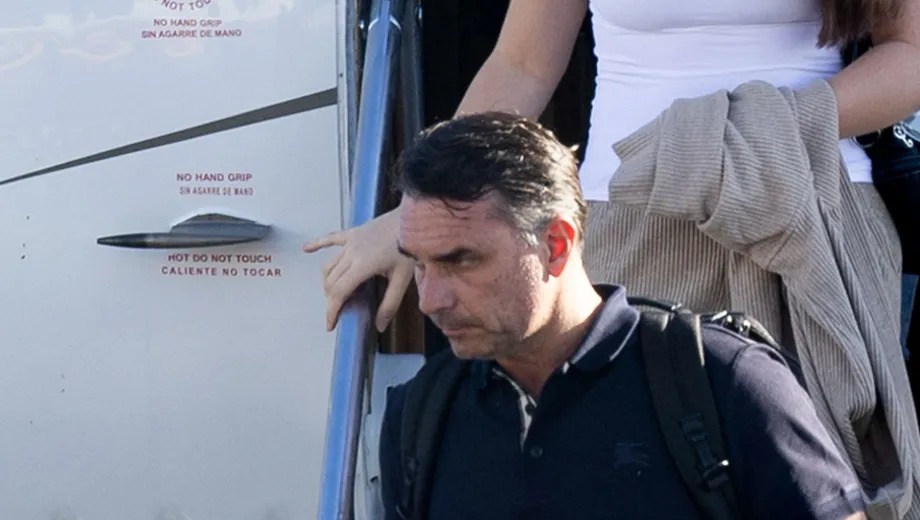 En este momento estás viendo Flávio Bolsonaro cambió su declaración y ahora se presenta como líder de Brasil
