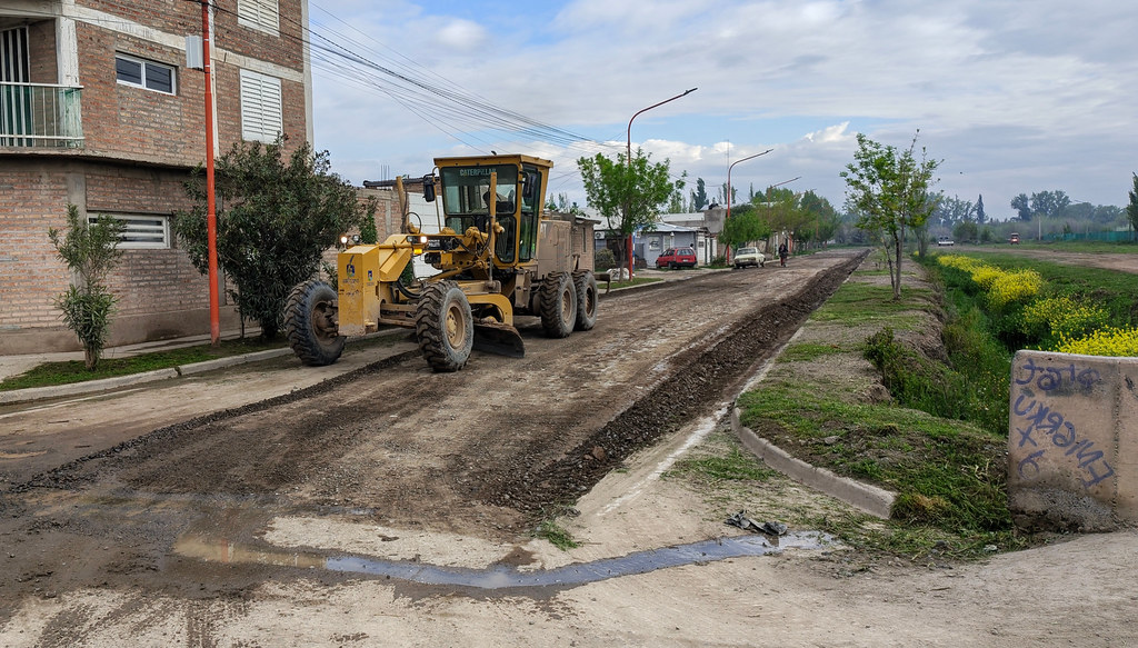 En este momento estás viendo Cipolletti continúa con los trabajos de bacheo, mantenimiento vial y desagote tras las lluvias