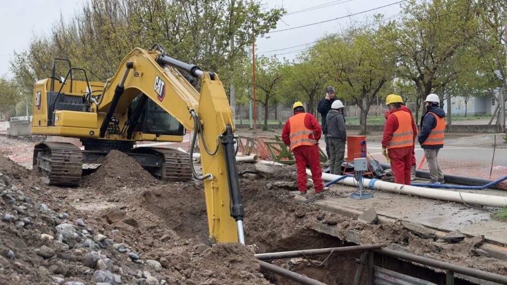 La obra cloacal de calle Naciones Unidas ya tiene la mitad de su cañería nueva