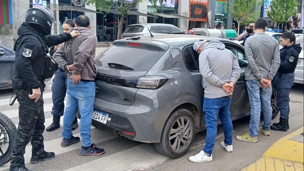 Robo con inhibidores: investigadores de Río Negro llegaron a Neuquén y detuvieron a dos hombres