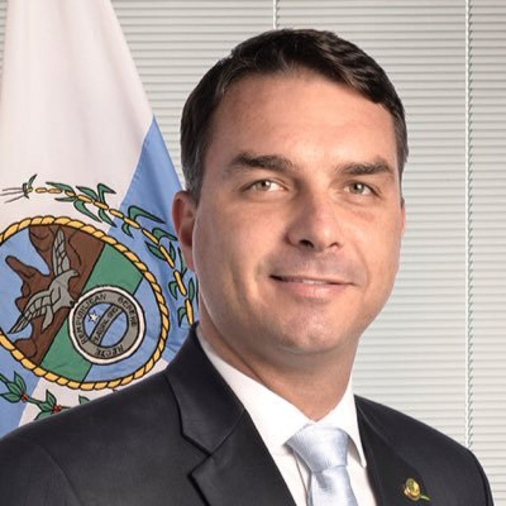 Lee más sobre el artículo Flávio Bolsonaro deberá entregar sus pasaportes y no podrá salir de Brasil