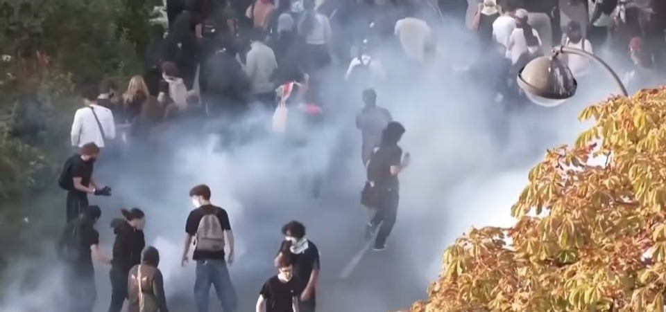 Francia: protestas por el costo de vida desatan incendios, saqueos y cientos de detenciones