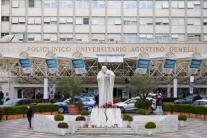 Lee más sobre el artículo El papa León XIV pasó una noche tranquila tras la cirugía por un adenocarcinoma pulmonar