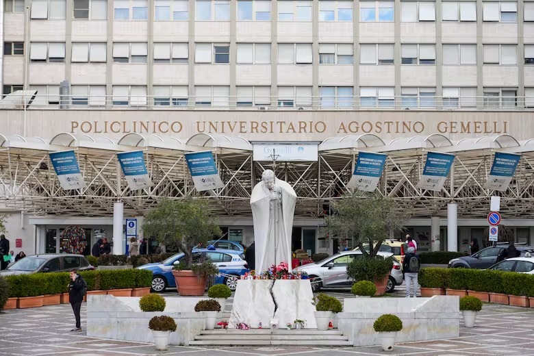 El papa León XIV pasó una noche tranquila tras la cirugía por un adenocarcinoma pulmonar