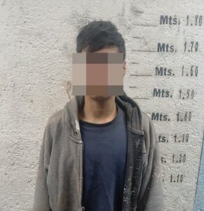 Lee más sobre el artículo Cipolletti: sorprendió a un joven que intentaba escapar por el ventiluz del baño y lo atrapó