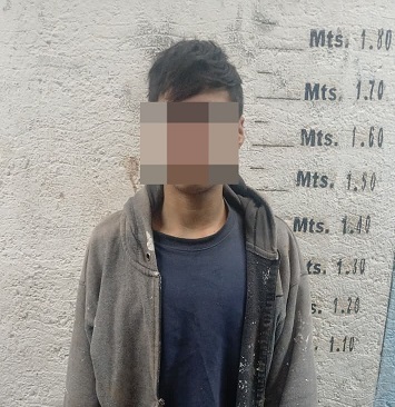 Lee más sobre el artículo Cipolletti: sorprendió a un joven que intentaba escapar por el ventiluz del baño y lo atrapó