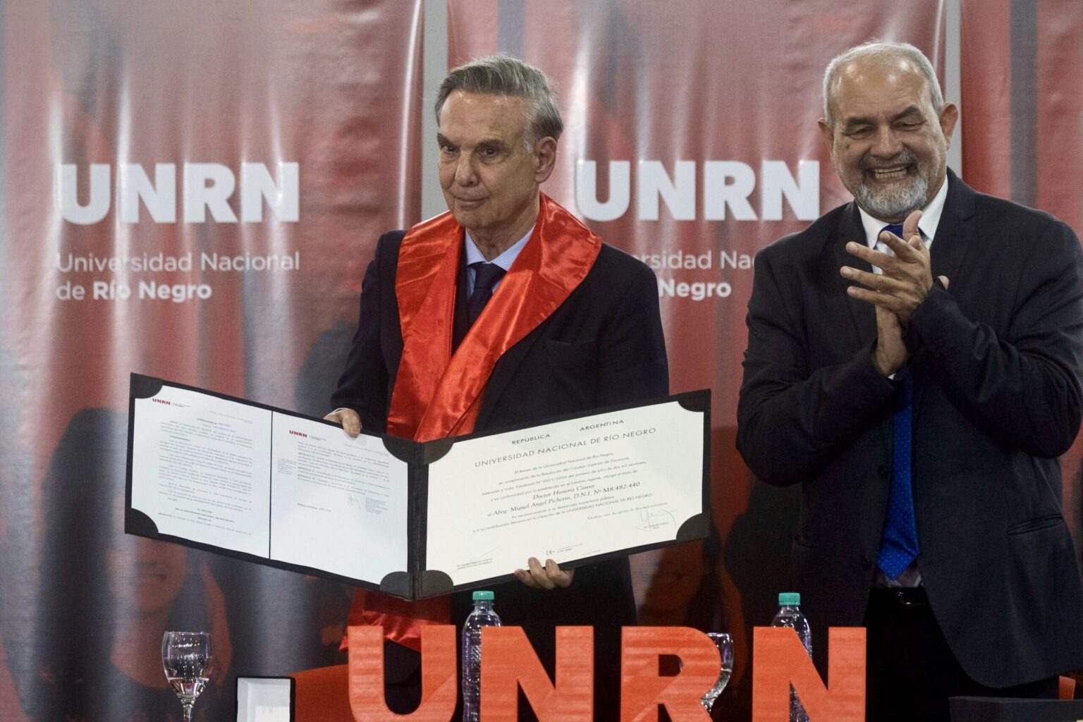 En este momento estás viendo Pichetto recibió el Doctor Honoris Causa de la UNRN y criticó a Milei