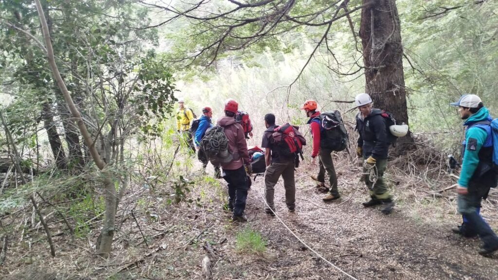 Rescataron a una mujer tras un operativo en el sendero al refugio Frey